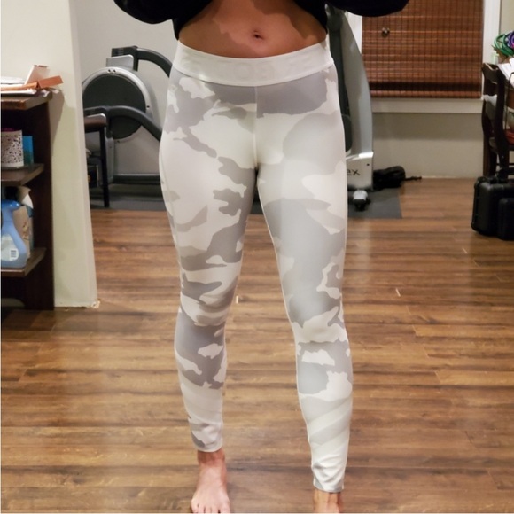 BETTER BODIES Pants - Better Bodies White Camo leggings size medium